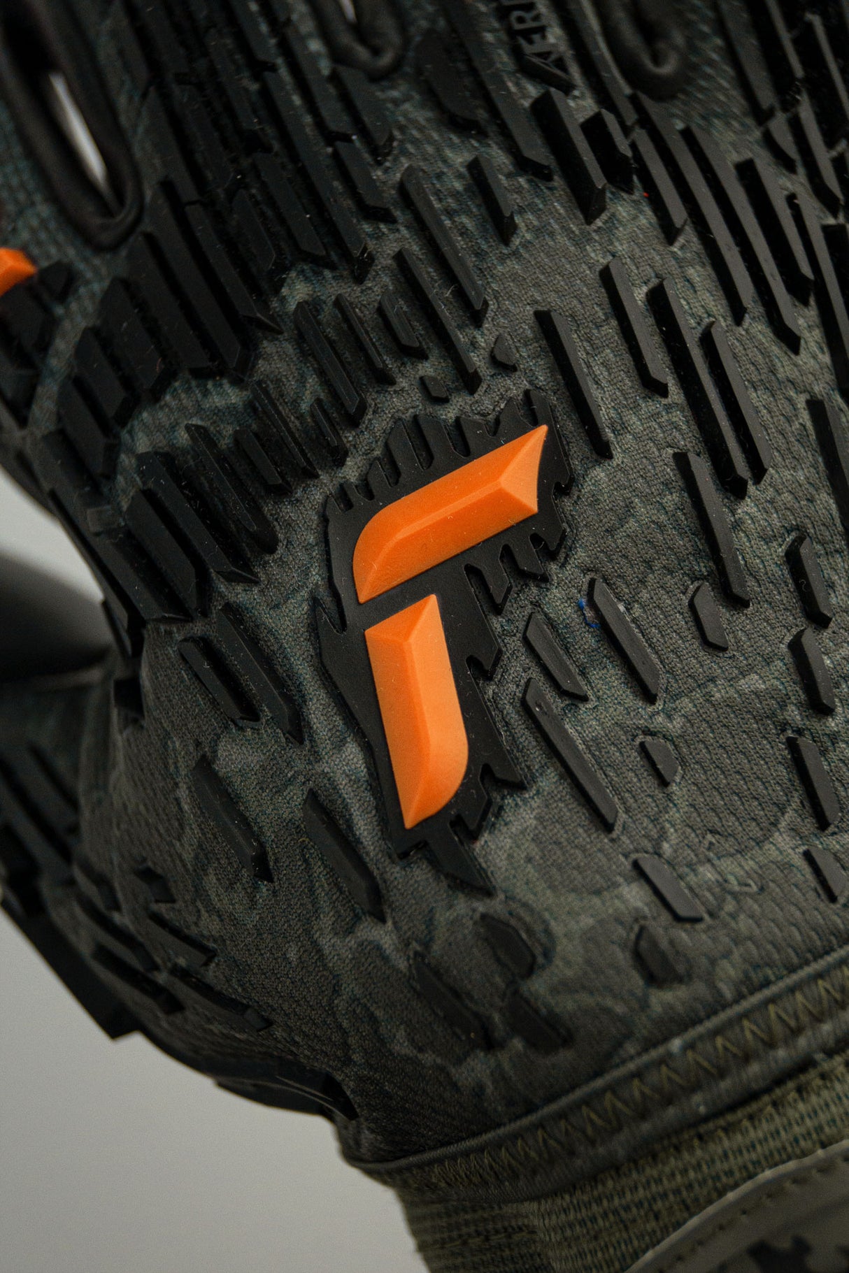 Attrakt Freegel Gold With Finger Support