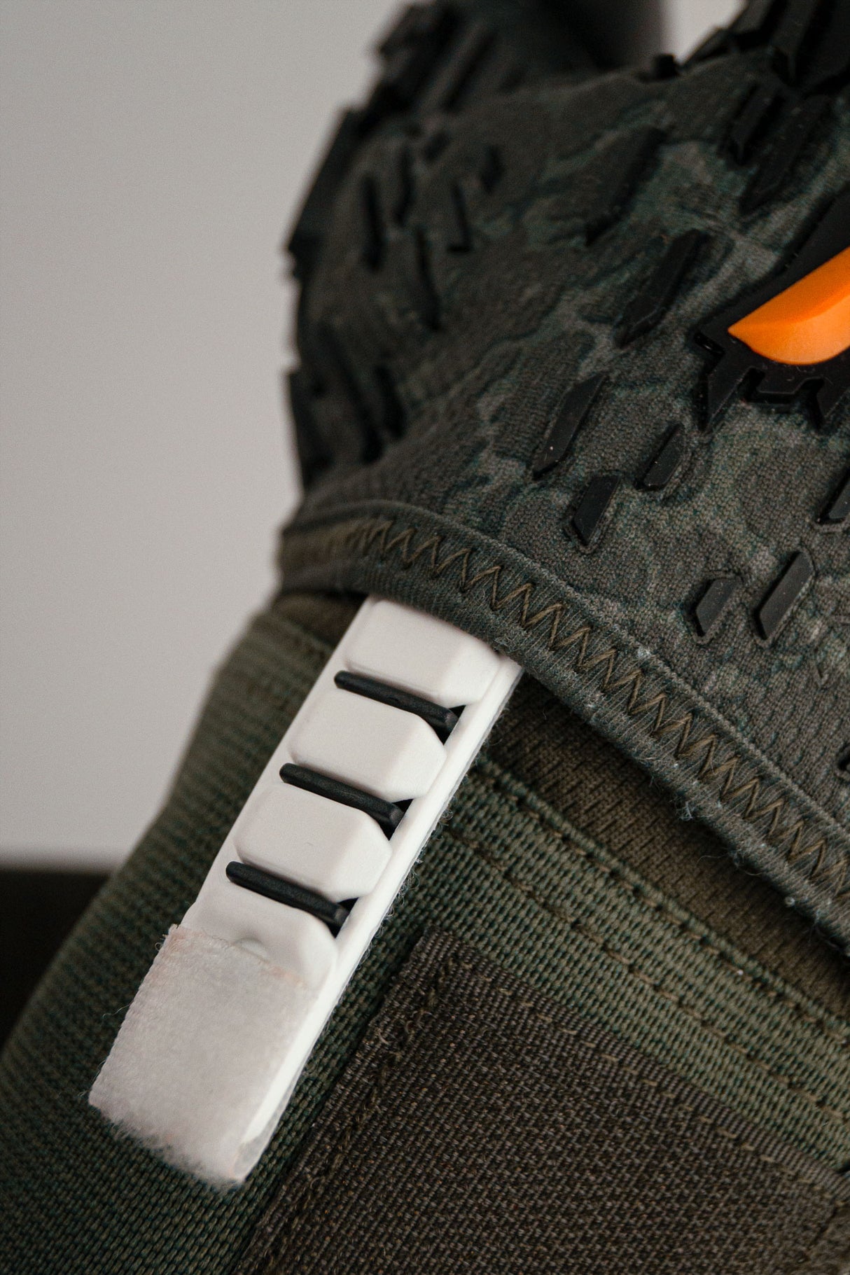 Attrakt Freegel Gold With Finger Support